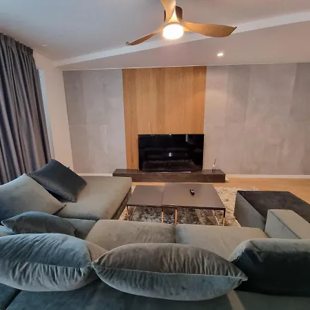 Aristocrat New Great And Parking Apartment *